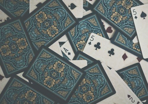 Стари карти за игра с орнаментирани гърбове